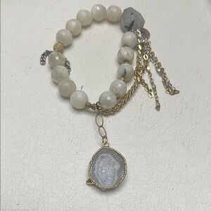 Elegant Gold and Cream Beaded Bracelet with Geode Pendant